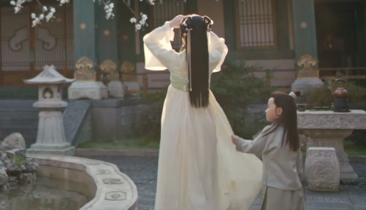 鞠婧祎新剧暴露超虐头身比，站男主身边似幼童