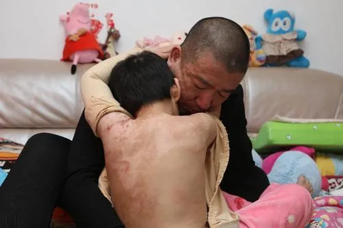 震怒！抚顺亲妈虐童案后，又曝广东男童被父亲