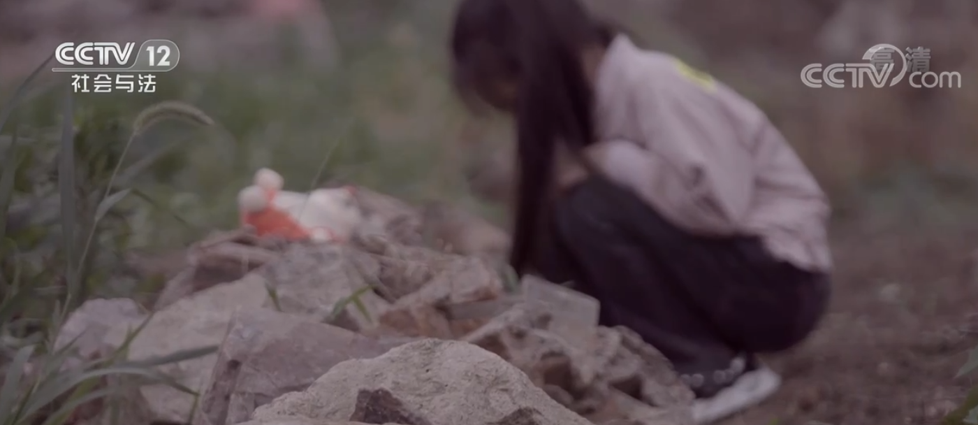 【视频】废弃窨井里发现带伤女孩，一起虐童案