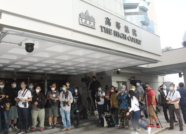 周星驰现身前女友追讨七千万案庭审 受访神情轻