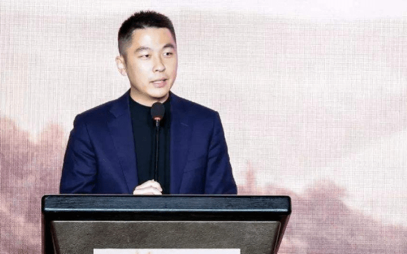 海澜之家周建平含泪交班,85后二代接棒能否解盈