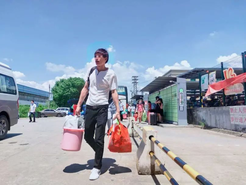 清华大学1张偷拍照流出：放纵成瘾的年轻人，早