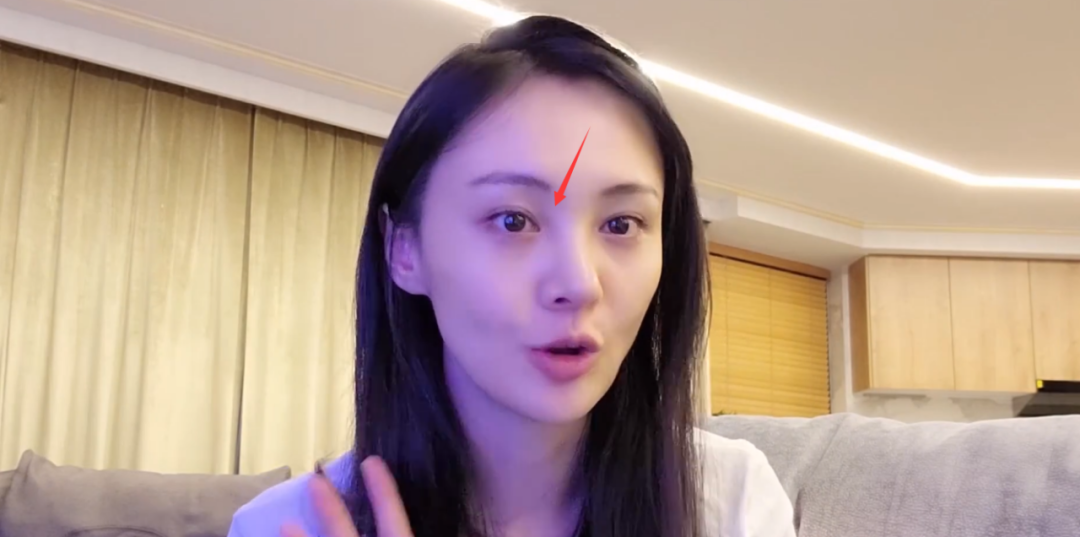 郑爽又变脸了？新视频眼袋重眼睛肿显憔悴，还