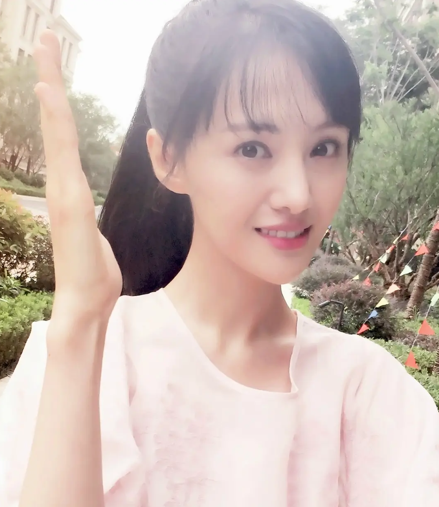 郑爽又变脸了？新视频眼袋重眼睛肿显憔悴，还