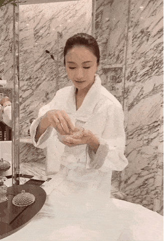 49岁黎姿卸妆晒素颜，状态超好，身后豪宅浴室令