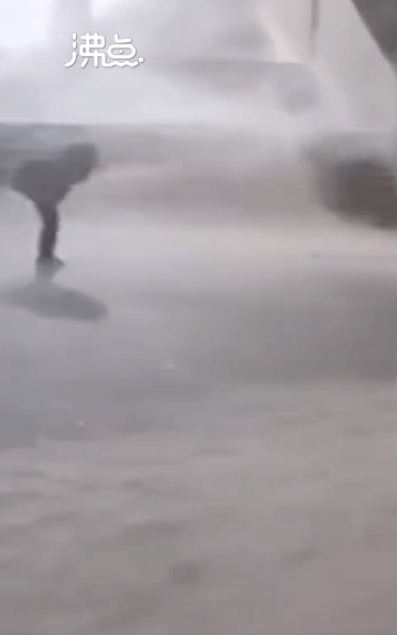 大学生在校园内被狂风暴雪吹走 网友：多年吃出