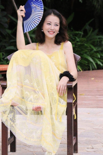 姐弟恋小7岁“小狼狗”，53岁周海媚爱心泛滥，