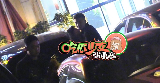 金瀚认爱张芷溪后合体聚餐，街头深情拥吻，如