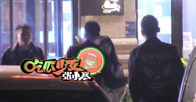 金瀚认爱张芷溪后合体聚餐，街头深情拥吻，如