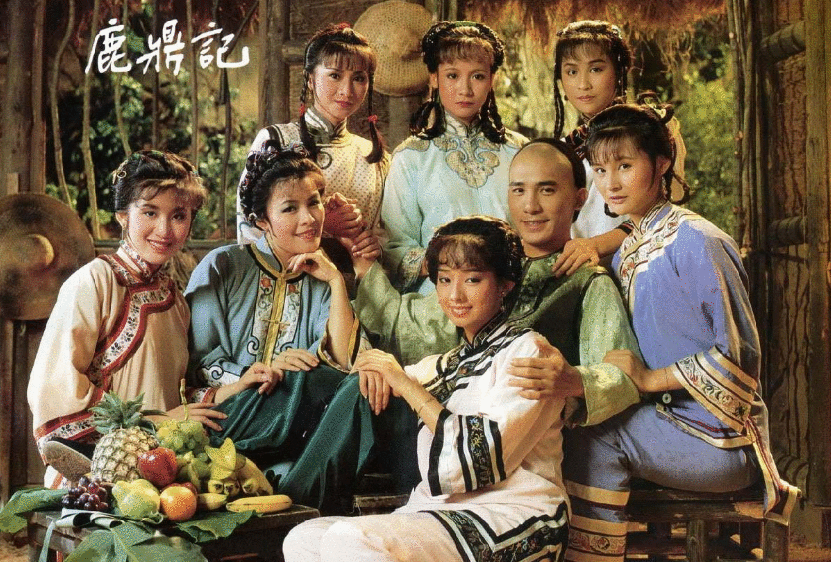 58岁“韦小宝”与三位老婆同框，堵嘴卖萌，仿佛