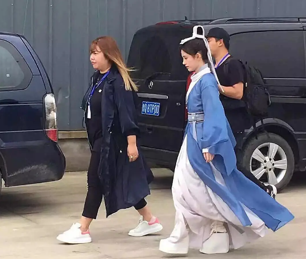 鞠婧祎新戏暴露真实身高，远景镜头比群演矮太
