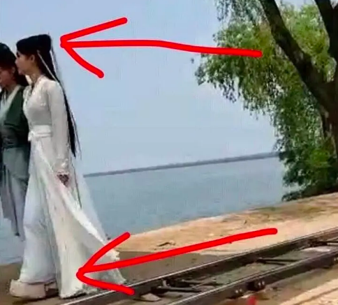 鞠婧祎新戏暴露真实身高，远景镜头比群演矮太