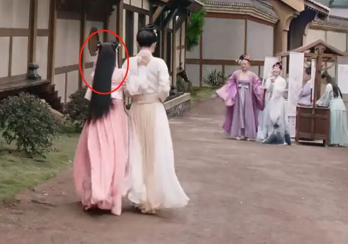鞠婧祎新戏暴露真实身高，远景镜头比群演矮太