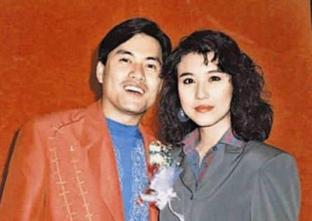 姐弟恋小7岁“小狼狗”，53岁周海媚爱心泛滥，