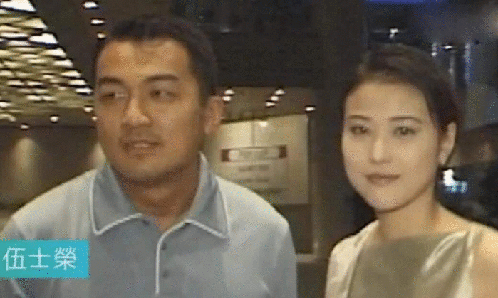 姐弟恋小7岁“小狼狗”，53岁周海媚爱心泛滥，