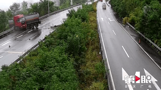 危化品大罐车撞坏护栏 险掉下10多米高坡