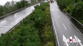 危化品大罐车撞坏护栏 险掉下10多米高坡