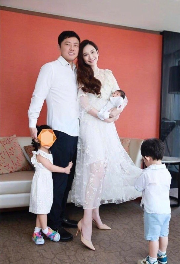 生孩子太拼，赌王四太9年剖5胎，吴佩慈6年4胎，