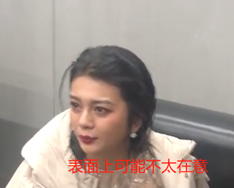 肖战骂“印度黑女”让她受伤9年！谈莉娜遭记者