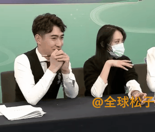 新人设？郑爽直播未做造型头发出油，被质疑是