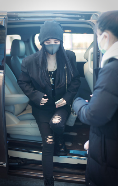 鞠婧祎为美硬抗冻，在北方零下穿破洞裤，别人