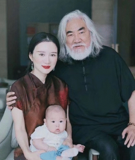 张纪中为孩子洗脚唱歌还亲手教弹琴，父女俩手
