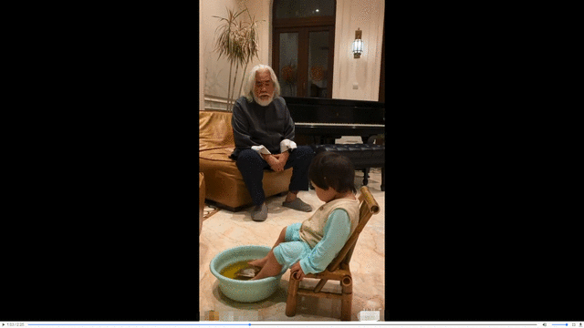 张纪中为孩子洗脚唱歌还亲手教弹琴，父女俩手