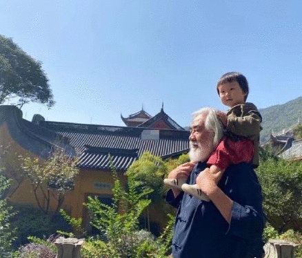 张纪中为孩子洗脚唱歌还亲手教弹琴，父女俩手