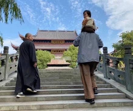 张纪中为孩子洗脚唱歌还亲手教弹琴，父女俩手