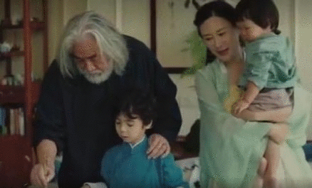 张纪中为孩子洗脚唱歌还亲手教弹琴，父女俩手