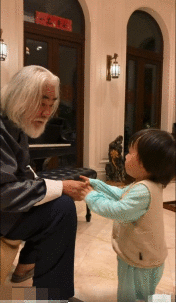 张纪中为孩子洗脚唱歌还亲手教弹琴，父女俩手