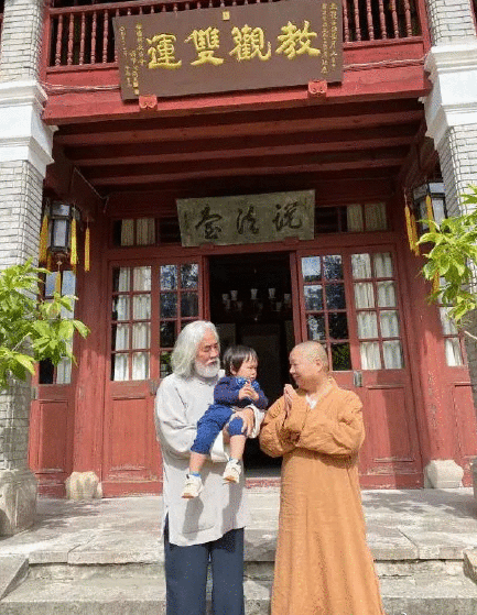 张纪中为孩子洗脚唱歌还亲手教弹琴，父女俩手