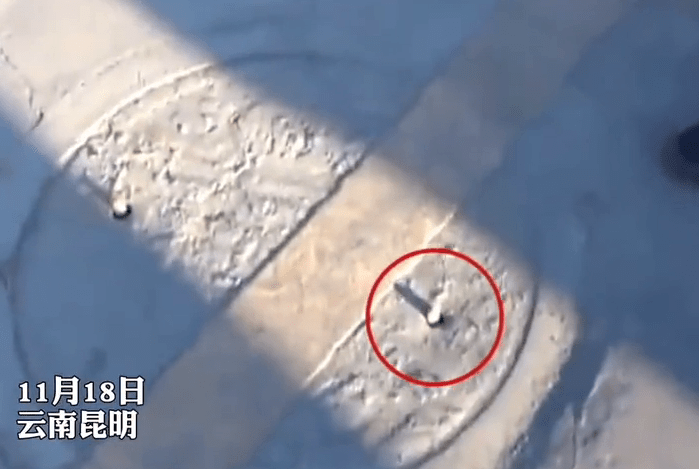 真实版《疯狂的石头》！男子被困窨井盖下，伸