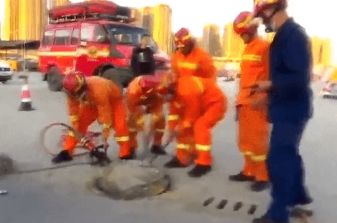 真实版《疯狂的石头》！男子被困窨井盖下，伸