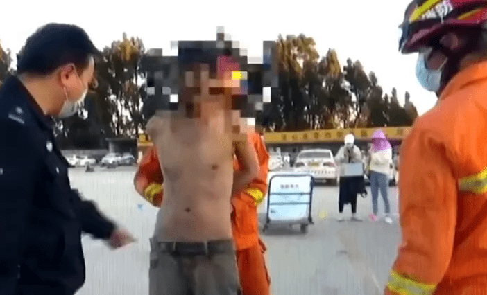 真实版《疯狂的石头》！男子被困窨井盖下，伸