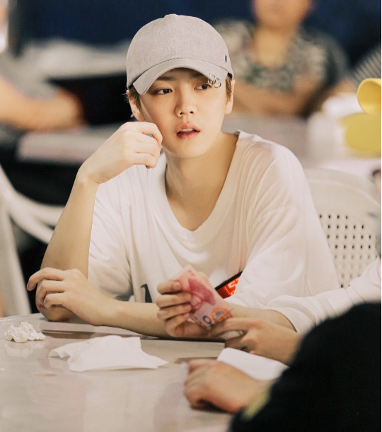 鹿晗粉丝撕《五哈》节目组，称工作人员转发谣