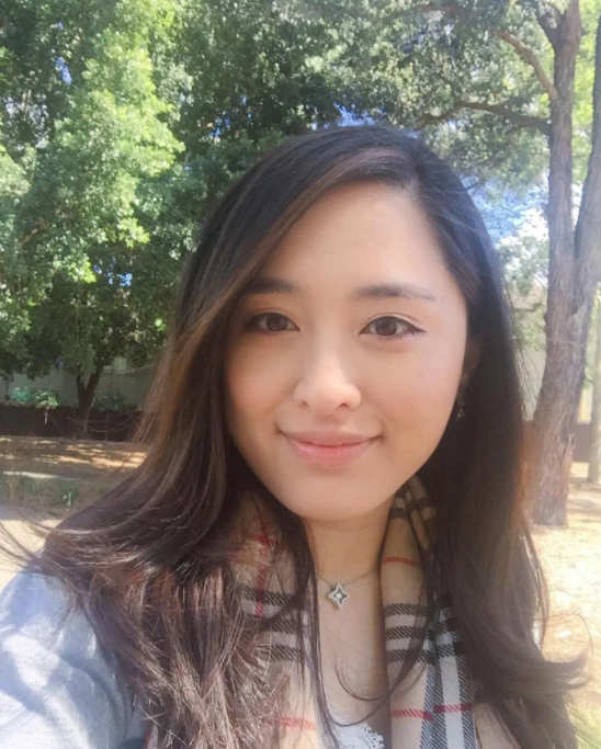 蔡思贝大方公开恋情，承认开胡鸿钧姐姐跑车代