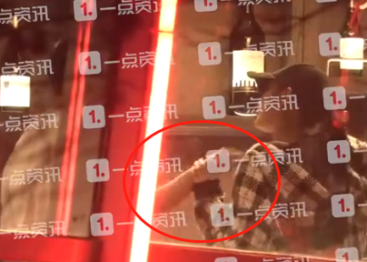 林更新盖玥希出席饭局，二人在包厢内举止亲密