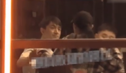 林更新盖玥希出席饭局，二人在包厢内举止亲密