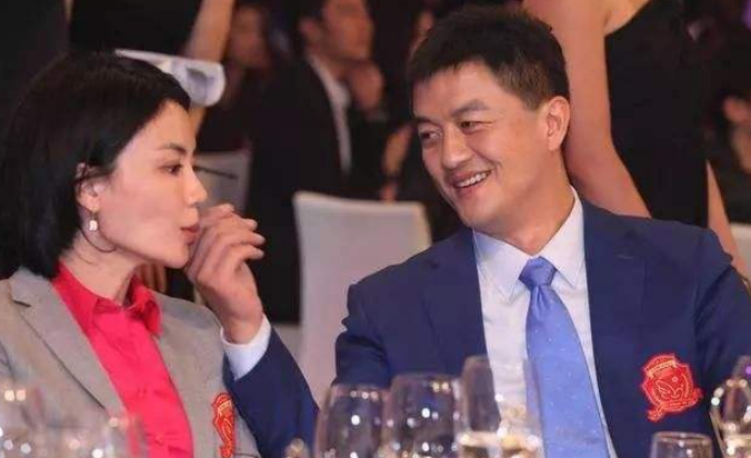 49岁李亚鹏见女友家长，同框长辈像兄弟，背景酒