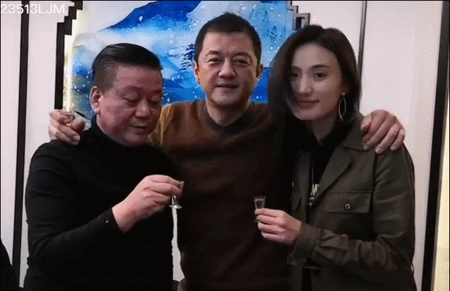 49岁李亚鹏见女友家长，同框长辈像兄弟，背景酒