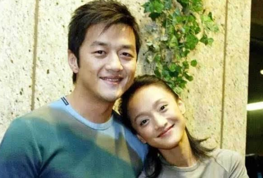 49岁李亚鹏见女友家长，同框长辈像兄弟，背景酒