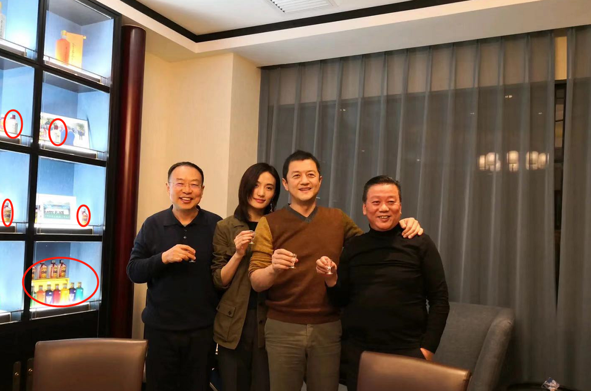 49岁李亚鹏见女友家长，同框长辈像兄弟，背景酒