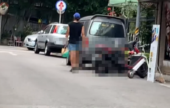 38岁彭于晏被路人指点，当街不爽竖中指，网友：