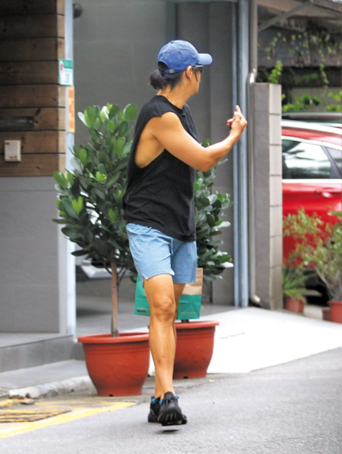 38岁彭于晏被路人指点，当街不爽竖中指，网友：
