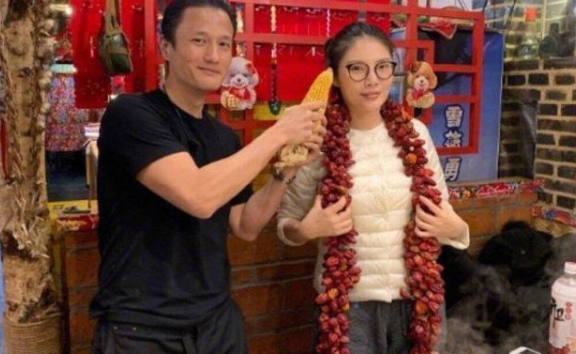 性感女神被曝隐婚生子，每段感情都很神秘