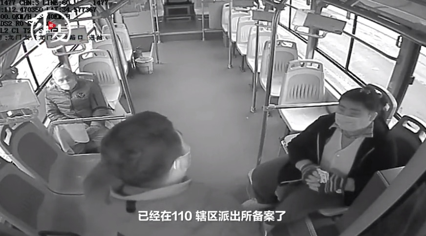 公交开到终点站女乘客却不下车，司机一问发现