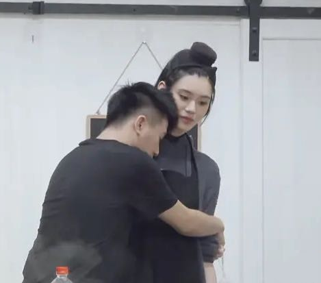 包文婧无奈女儿太坚强，背着人偷偷哭，何猷君