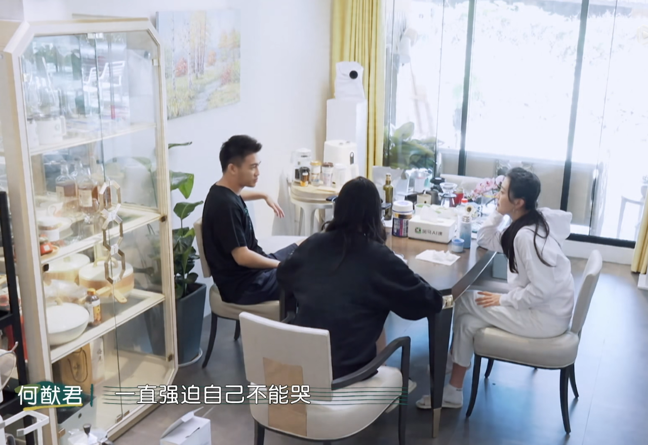 包文婧无奈女儿太坚强，背着人偷偷哭，何猷君