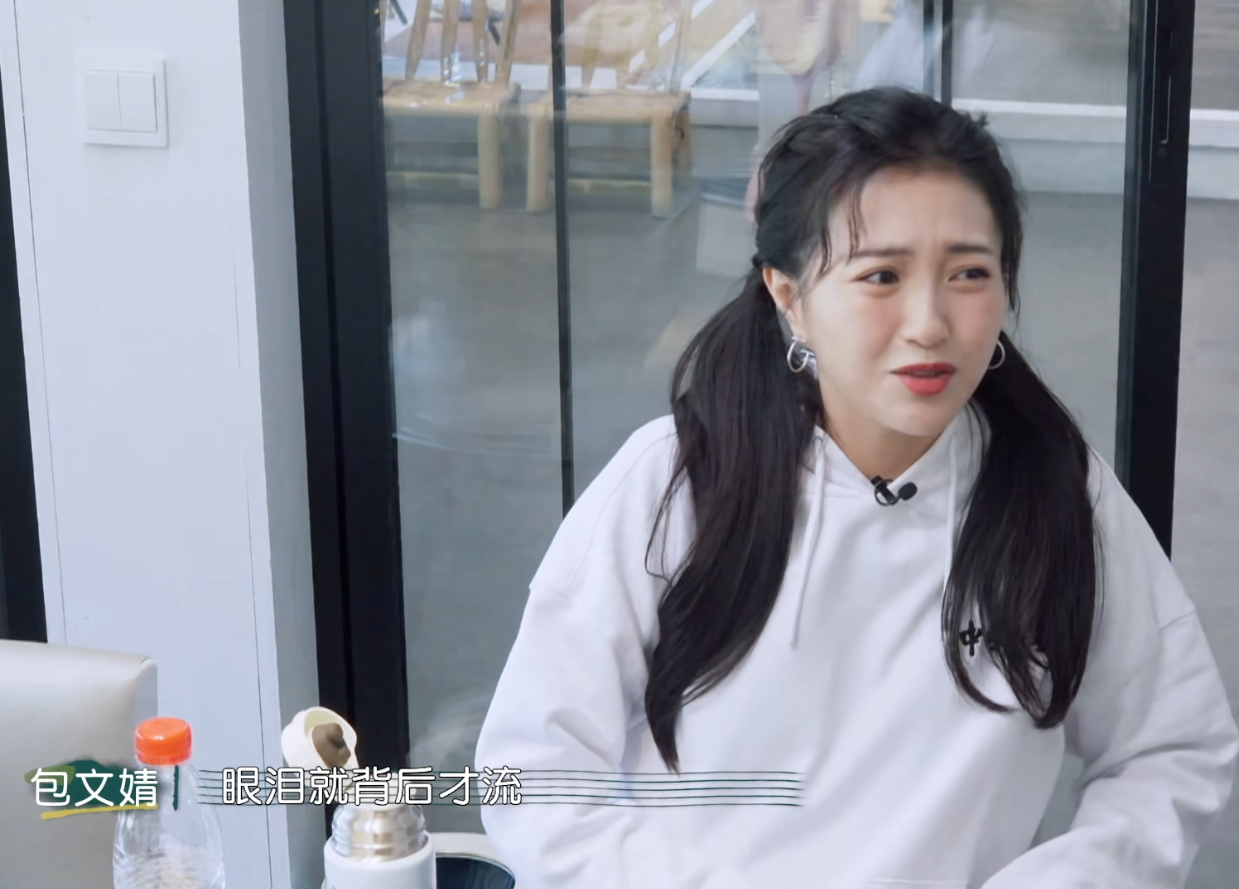 包文婧无奈女儿太坚强，背着人偷偷哭，何猷君